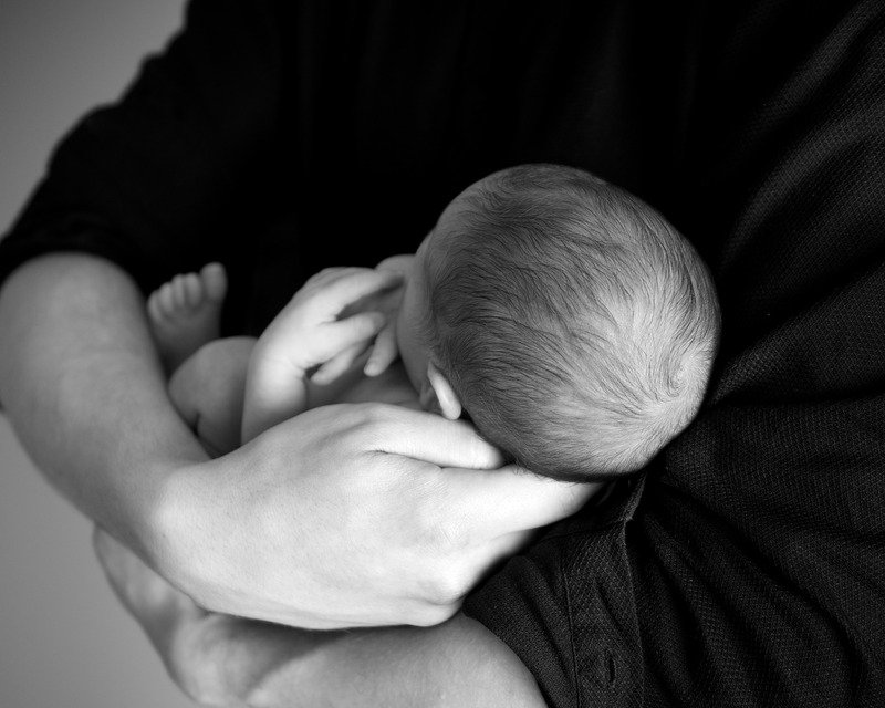 bébé dans les bras